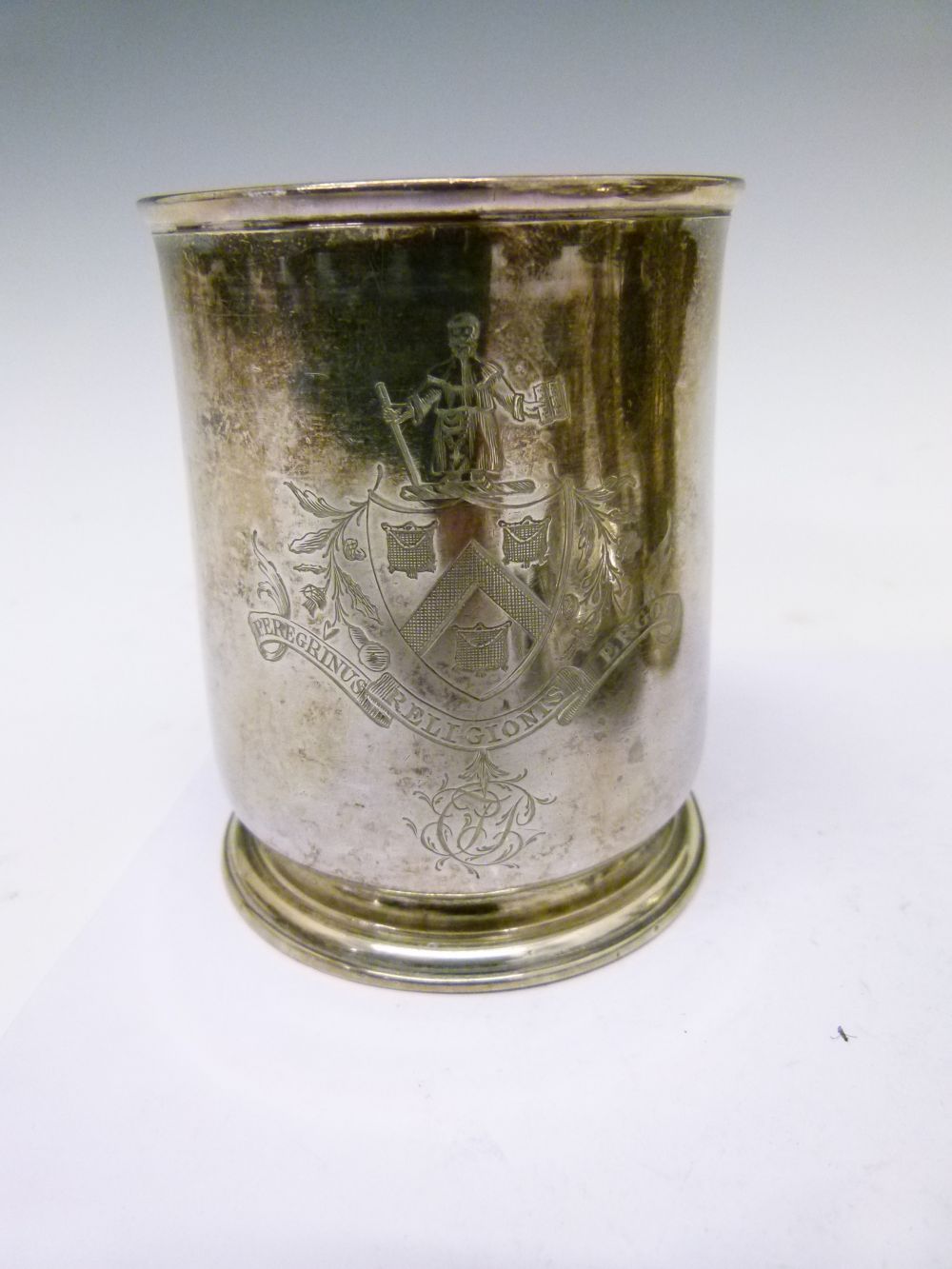 George I silver half-pint mug, engraved with armorial crest and banner Peregrinus Religionis - Image 5 of 7