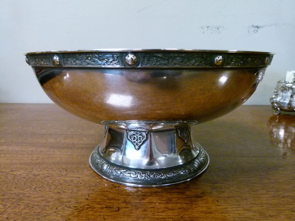 George VI silver footed bowl, with decorative rim border on a faceted spreading foot with scroll - Bild 2 aus 7