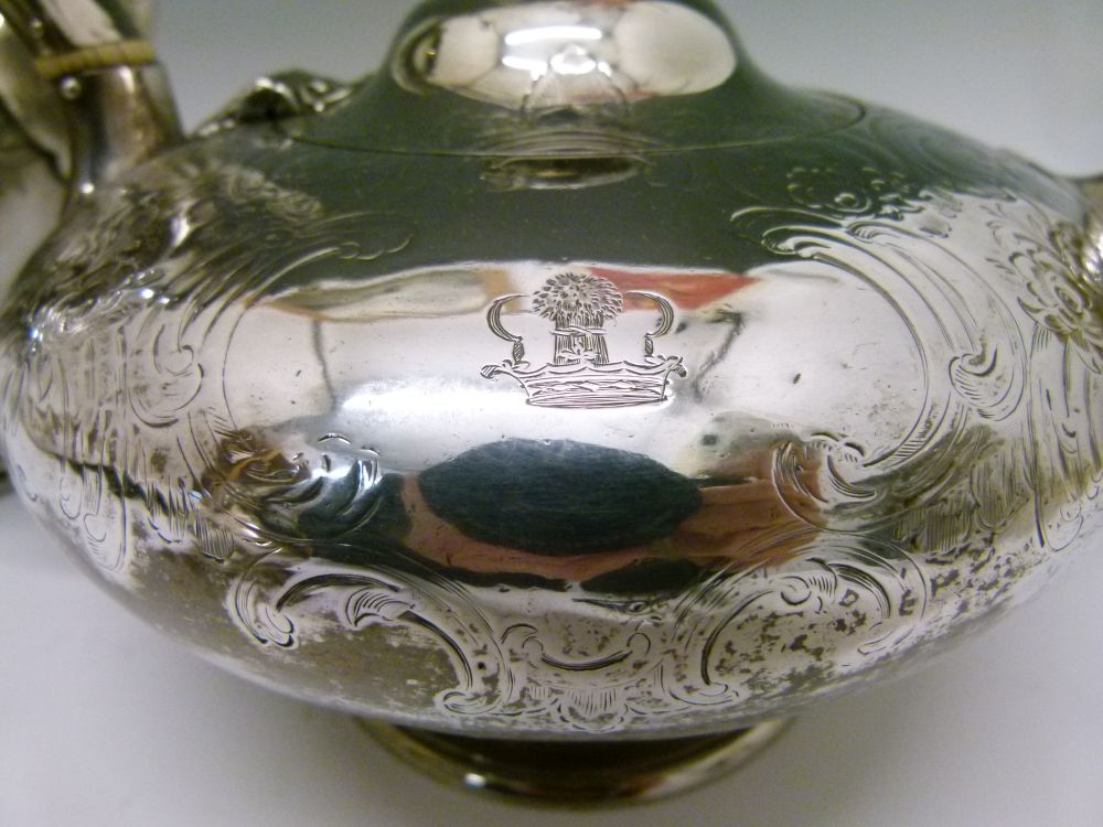 Early Victorian silver three-piece tea service, comprising: pear-shaped coffee pot, milk jug and - Bild 3 aus 9