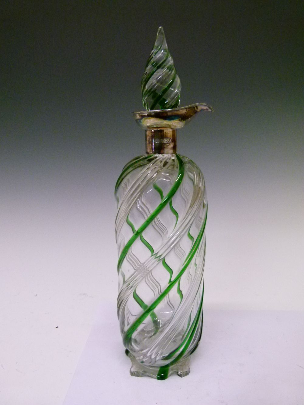 Late Victorian silver-mounted clear and green glass decanter bottle, with spirally-moulded tear drop - Bild 2 aus 10