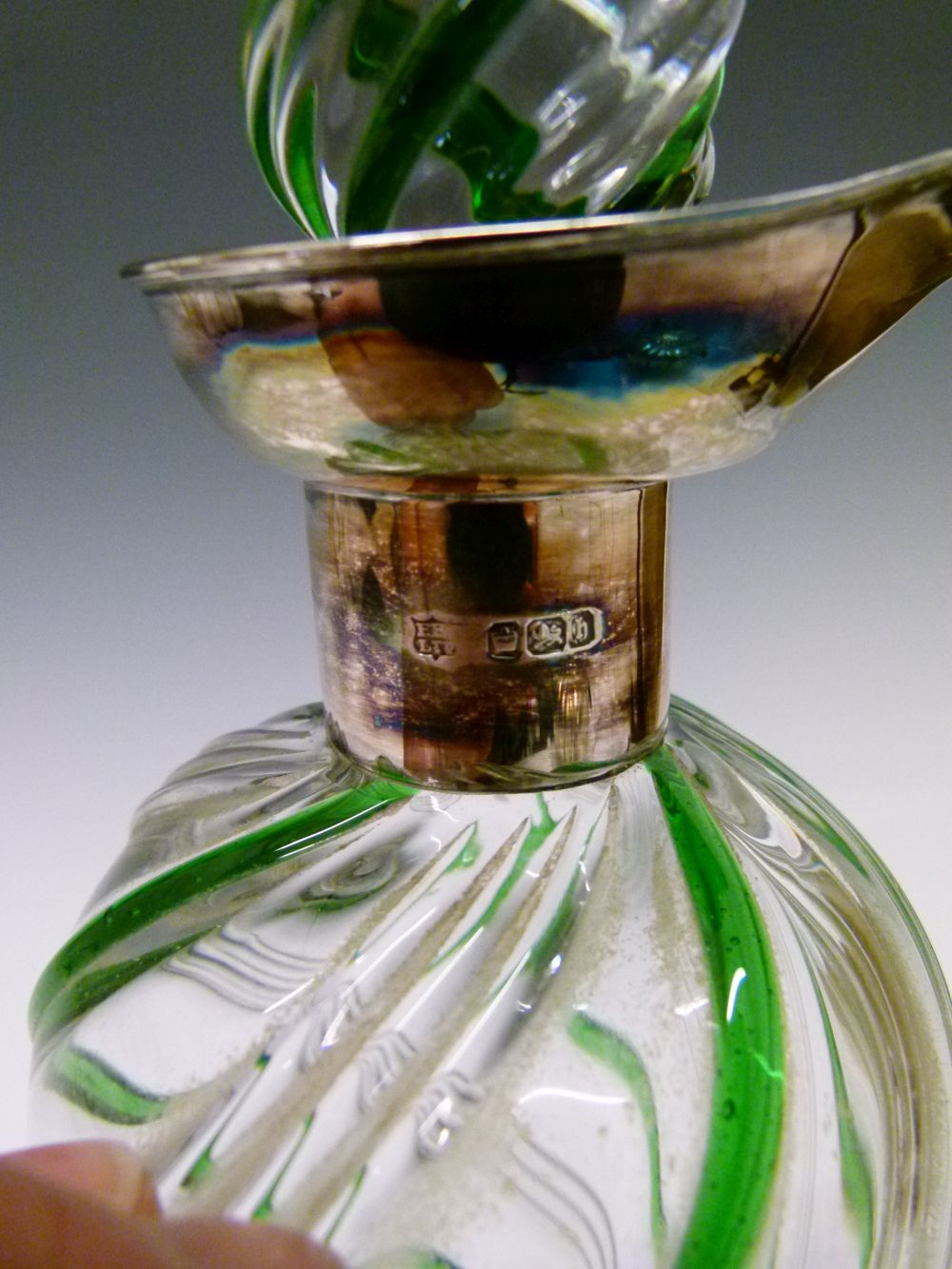 Late Victorian silver-mounted clear and green glass decanter bottle, with spirally-moulded tear drop - Bild 6 aus 10