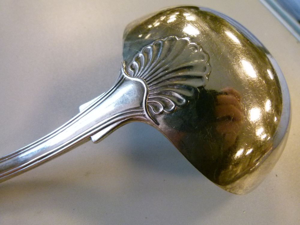 Late George III silver Kings pattern punch ladle, London 1820, sponsor Solomon Royes, 34cm long, - Bild 4 aus 7