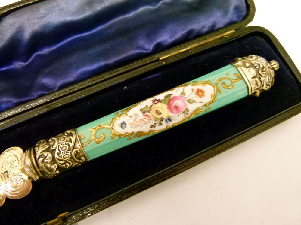 Cased early Victorian porcelain-handled silver-gilt paperknife or letter opener, with 11cm blade - Bild 3 aus 8