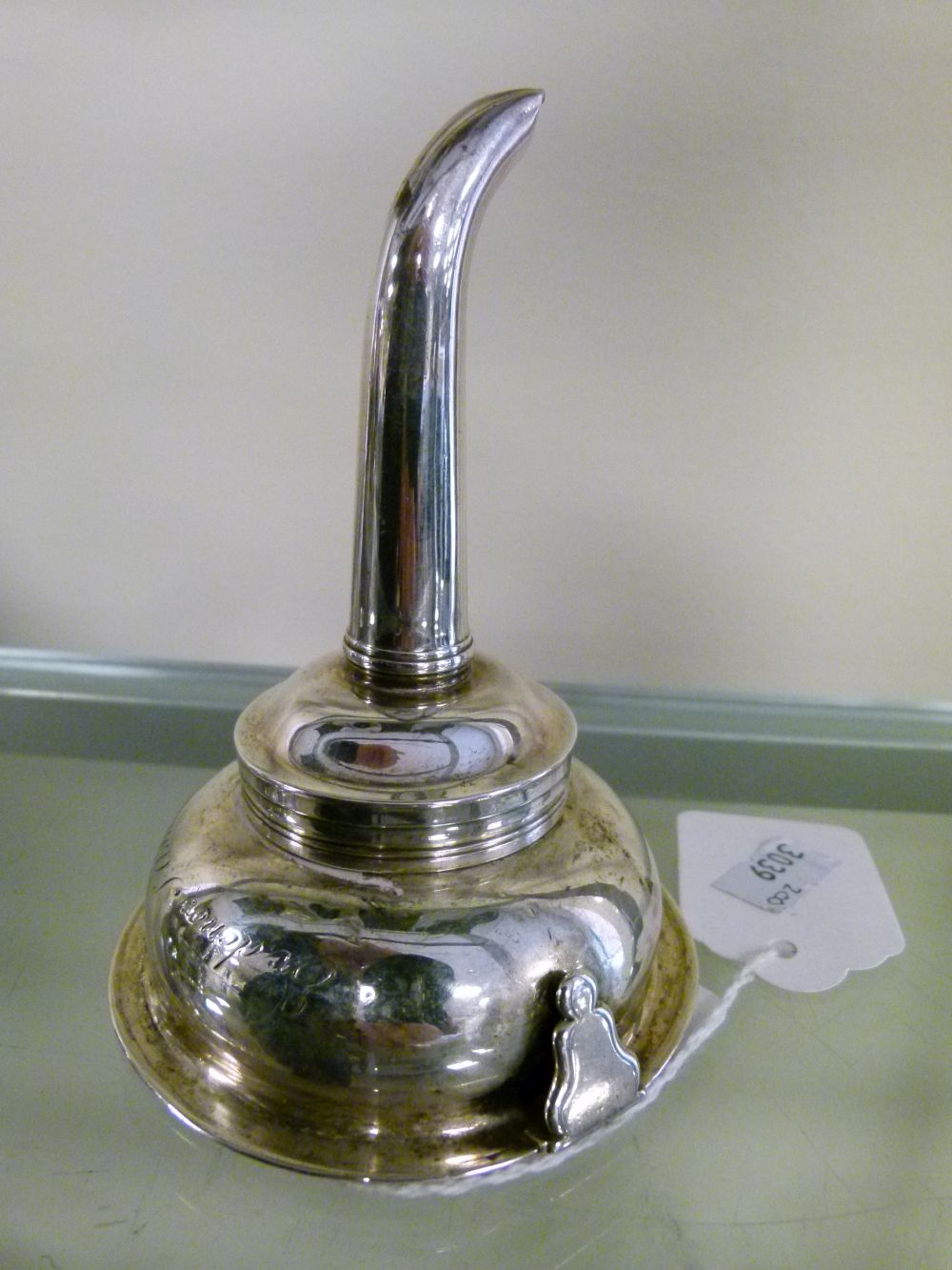 George III silver wine funnel, of two-part construction with beaded rim, London 1774, sponsor - Bild 4 aus 8