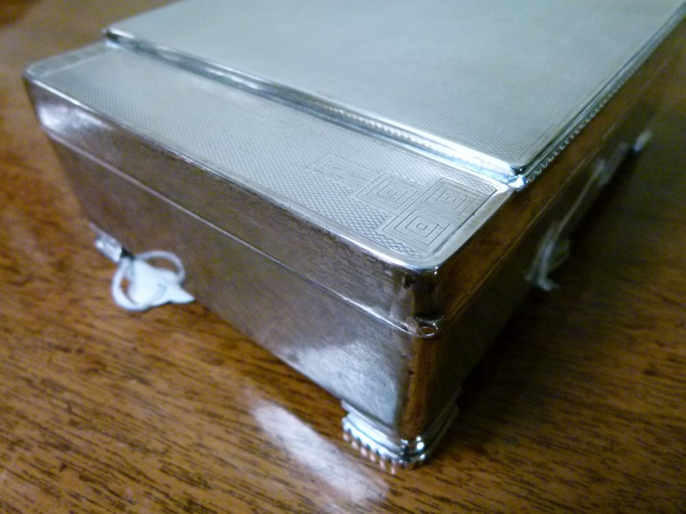 Edward VII Art Deco style silver cigar and cigarette box, with engine-turned stepped rectangular - Bild 6 aus 8