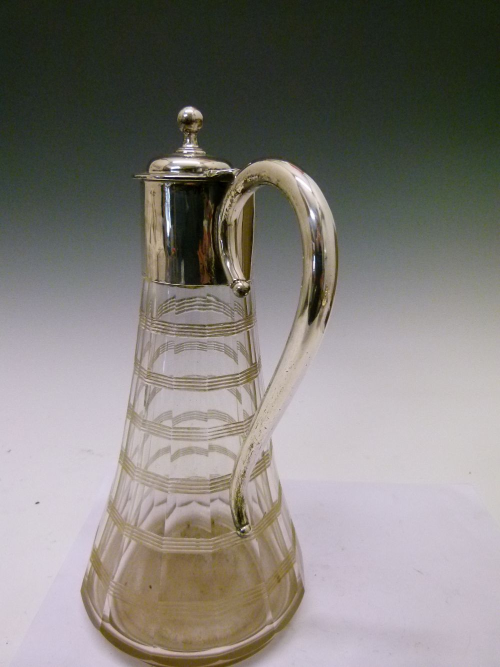Late Victorian silver-mounted glass claret jug, with hinged domed silver cover, neck and handle over - Bild 5 aus 9