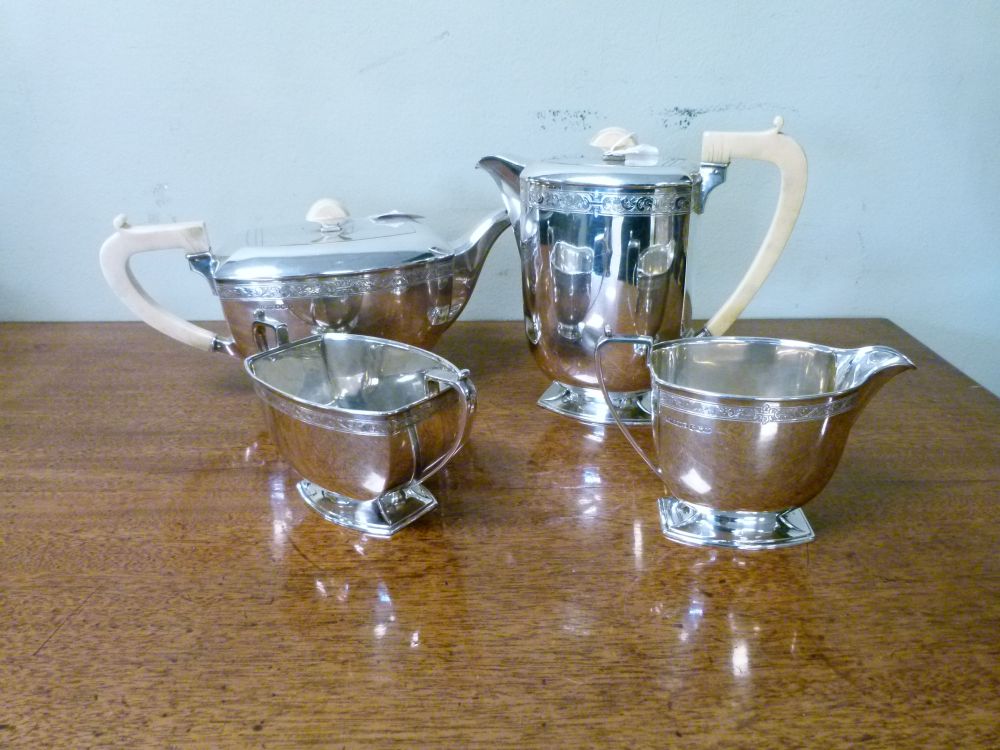 George VI silver four piece tea set of tapering rectangular form comprising: hot water jug, - Bild 2 aus 9