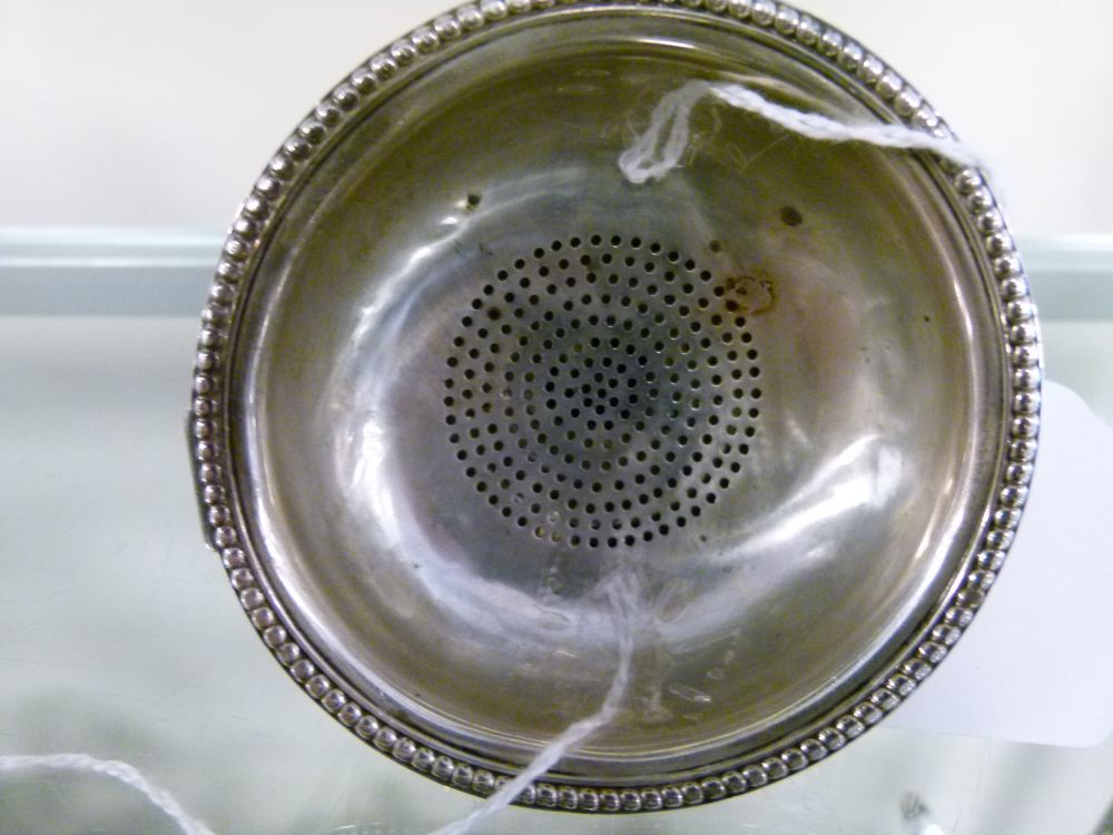 George III silver wine funnel, of two-part construction with beaded rim, London 1774, sponsor - Bild 7 aus 8