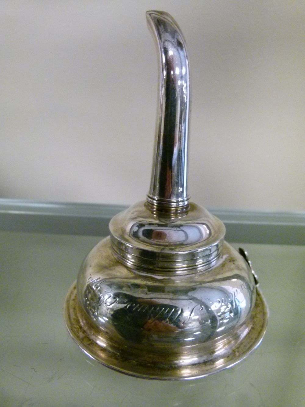 George III silver wine funnel, of two-part construction with beaded rim, London 1774, sponsor - Bild 3 aus 8
