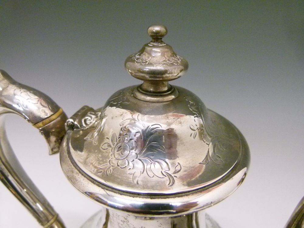Early Victorian silver three-piece tea service, comprising: pear-shaped coffee pot, milk jug and - Bild 5 aus 9
