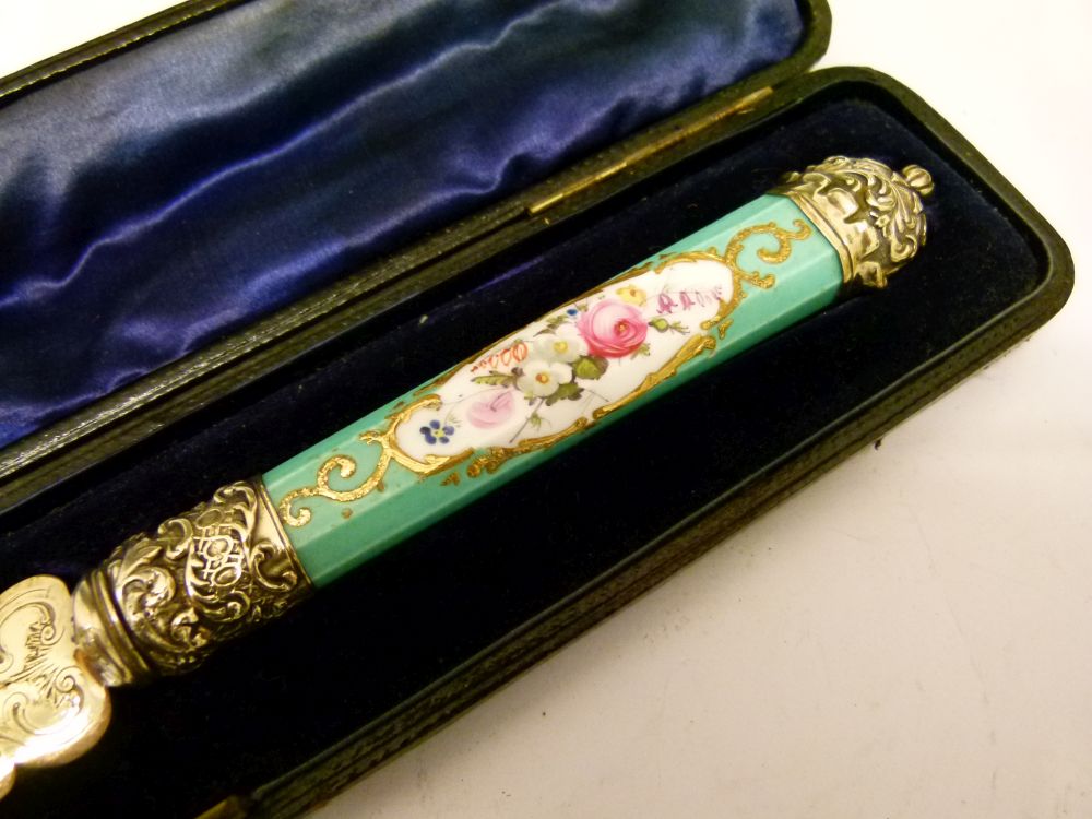 Cased early Victorian porcelain-handled silver-gilt paperknife or letter opener, with 11cm blade - Bild 6 aus 8