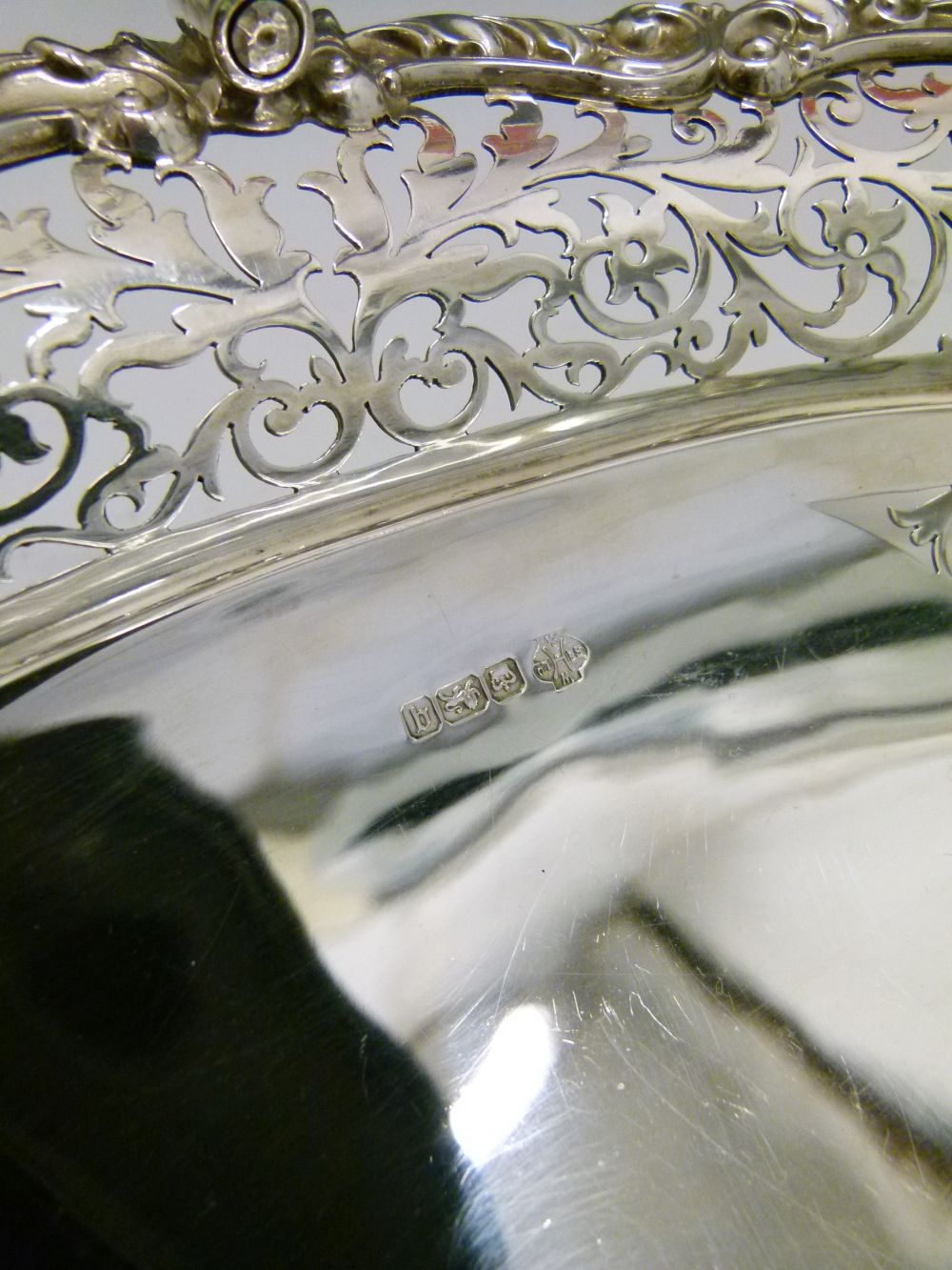 Edward VII silver oval cake basket, with pierced swing handle over wavy oval body having scroll- - Bild 4 aus 8