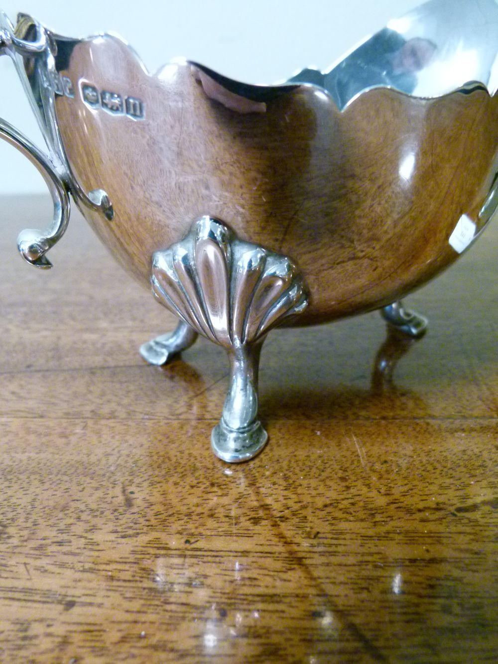 Pair of George V silver sauce boats, with shaped rim and standing on tripod hooved feet, sponsors - Bild 4 aus 7