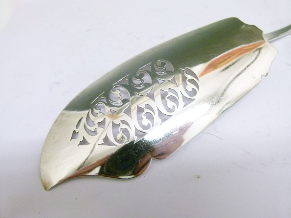 Late George III silver fish slice, with S-scroll piercing to blade, engraved anchor crest to handle, - Bild 8 aus 8