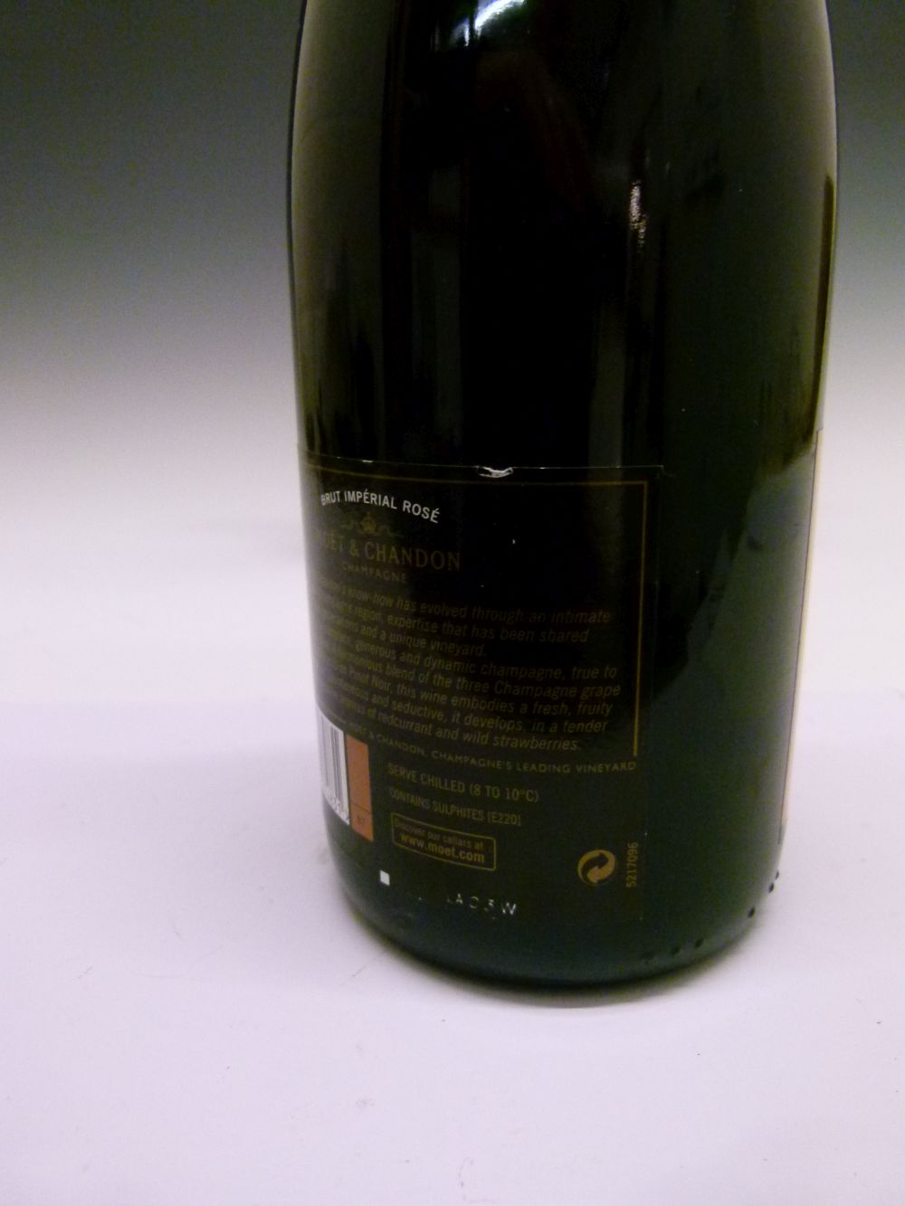 Three bottles Moet & Chandon Brut Imperial Rosé Champagne (3) Condition: Levels and seal are good. - Image 3 of 4