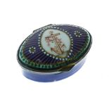 Late 18th/early 19th Century enamel patch or pill box of Bilston type, the oval cover centred by a