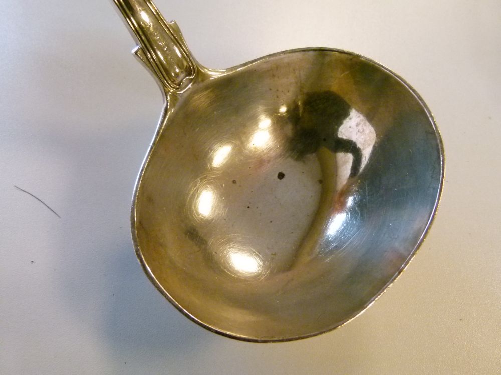 Late George III silver Kings pattern punch ladle, London 1820, sponsor Solomon Royes, 34cm long, - Bild 2 aus 7