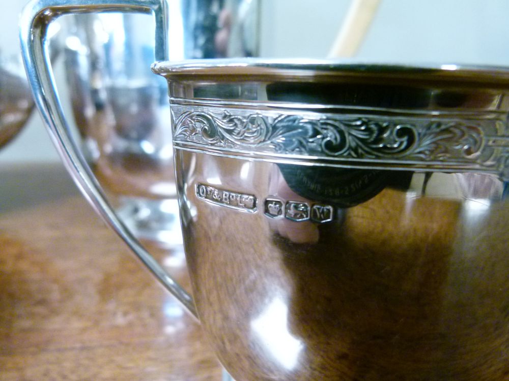 George VI silver four piece tea set of tapering rectangular form comprising: hot water jug, - Bild 4 aus 9