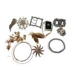 Assorted jewellery to include; yellow metal cluster ring stamped 9ct, charm bracelet, snap bangle,