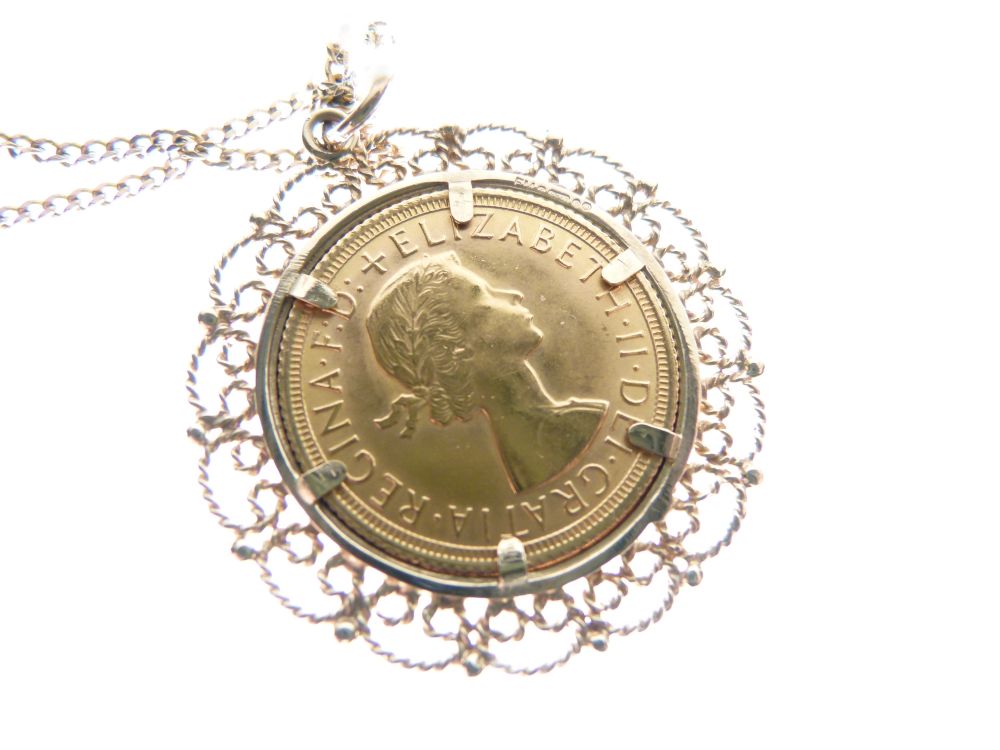 Gold Coin - Elizabeth II sovereign 1968, within yellow metal filigree mount with fine chain, 16.3g - Image 3 of 4