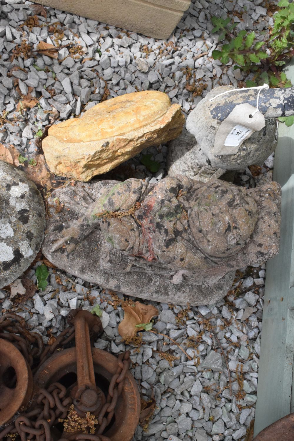 Garden ornaments - Bird fountain water feature, 43cm high, together with reconstituted frog - Image 2 of 4