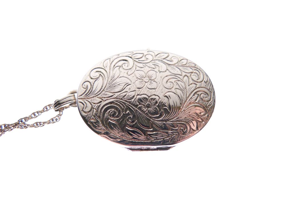 Sterling silver oval locket with engraved foliate scroll work to front, with fine chain - Image 2 of 5