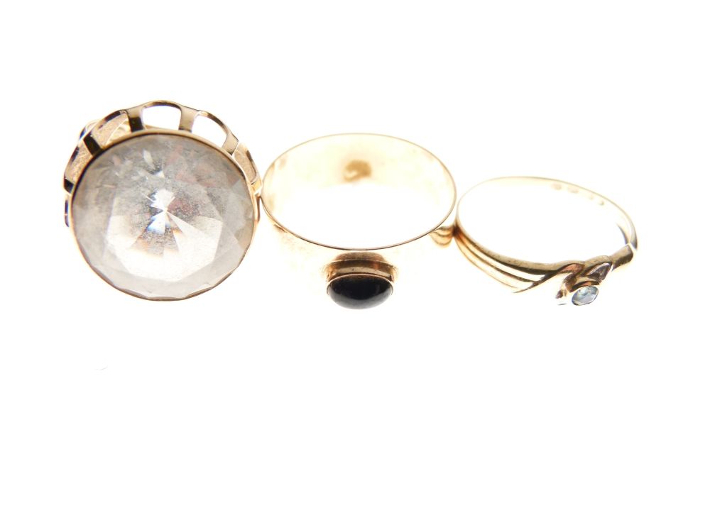 Three assorted yellow metal rings comprising a broad band ring with oval cabochon, dress ring set - Image 2 of 6