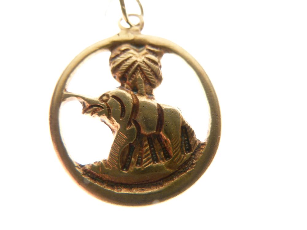 Unmarked yellow metal pendant, cast as an elephant standing before a palm tree, together with a - Image 2 of 4