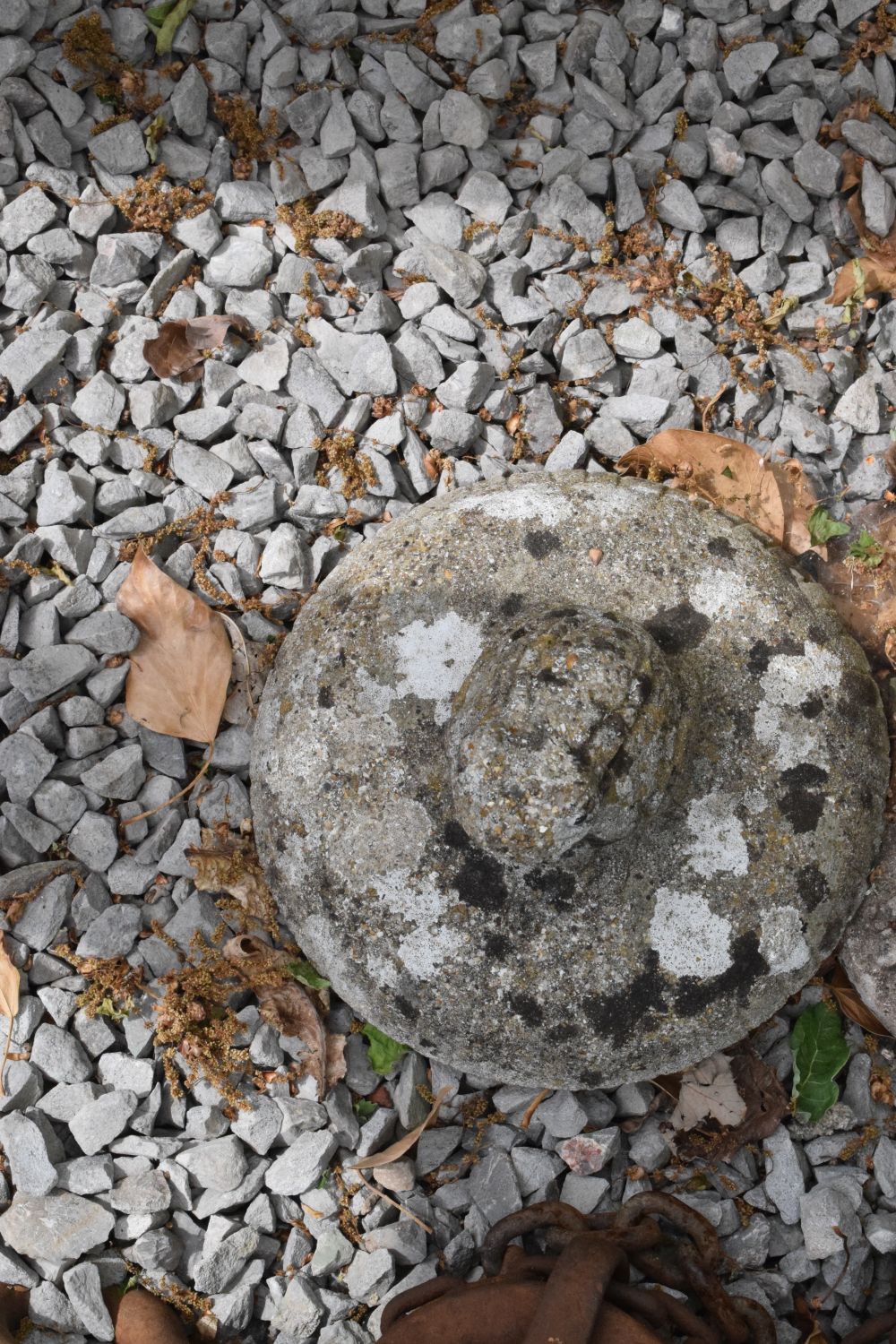 Garden ornaments - Bird fountain water feature, 43cm high, together with reconstituted frog - Image 3 of 4