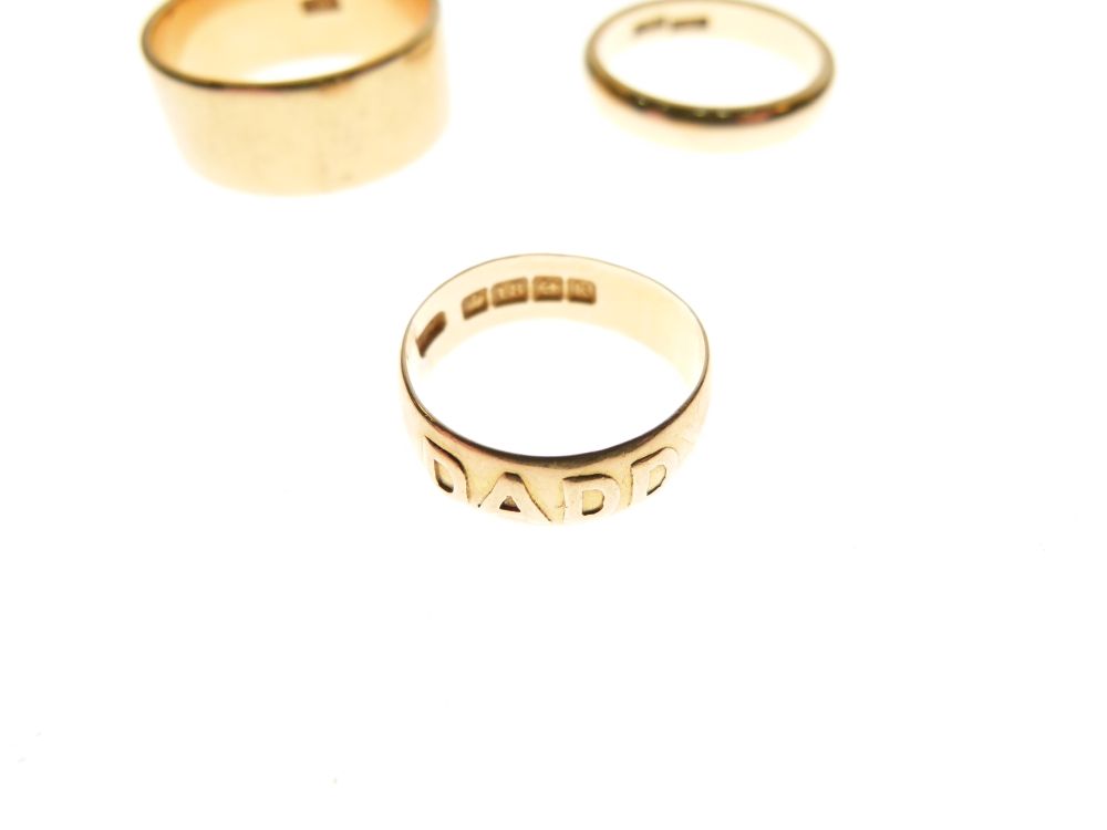 Three 18ct gold wedding bands, 17.5g approx (3) - Image 4 of 5