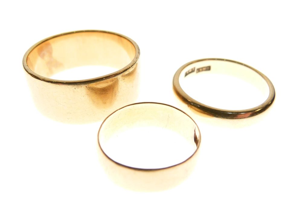 Three 18ct gold wedding bands, 17.5g approx (3)