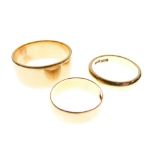 Three 18ct gold wedding bands, 17.5g approx (3)