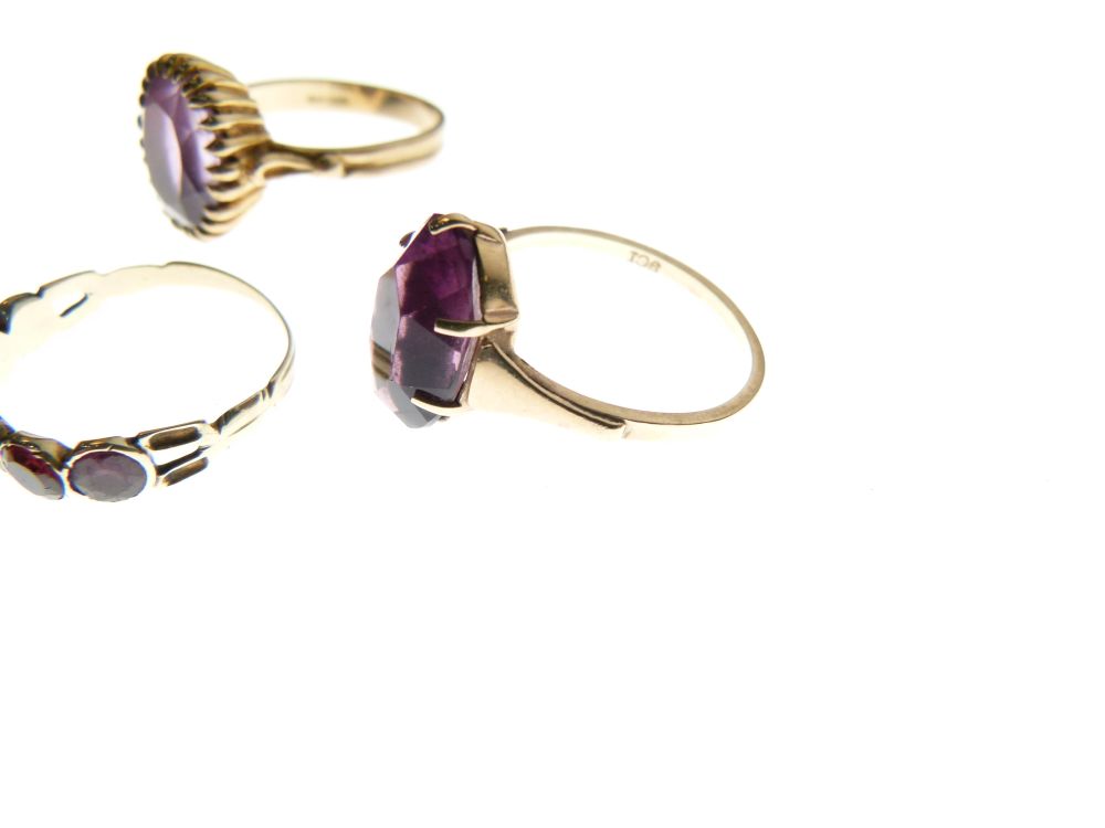 Three assorted gold and yellow metal rings, each set amethyst-coloured stones, comprising two - Image 4 of 5