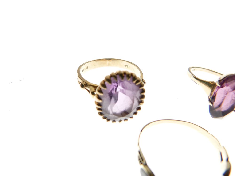 Three assorted gold and yellow metal rings, each set amethyst-coloured stones, comprising two - Image 3 of 5