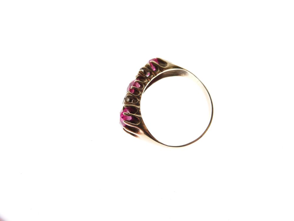 Unmarked yellow metal dress ring set three large oval faceted ruby-coloured stones (synthetic - Image 2 of 3