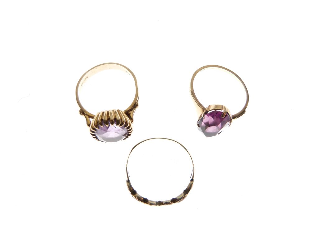 Three assorted gold and yellow metal rings, each set amethyst-coloured stones, comprising two - Image 2 of 5