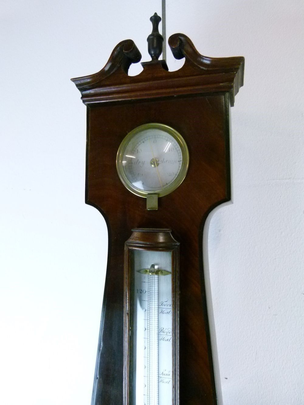 Early to mid 19th Century mahogany wheel barometer, W.Tasker, High Street, Banbury, the 10-inch - Bild 2 aus 10