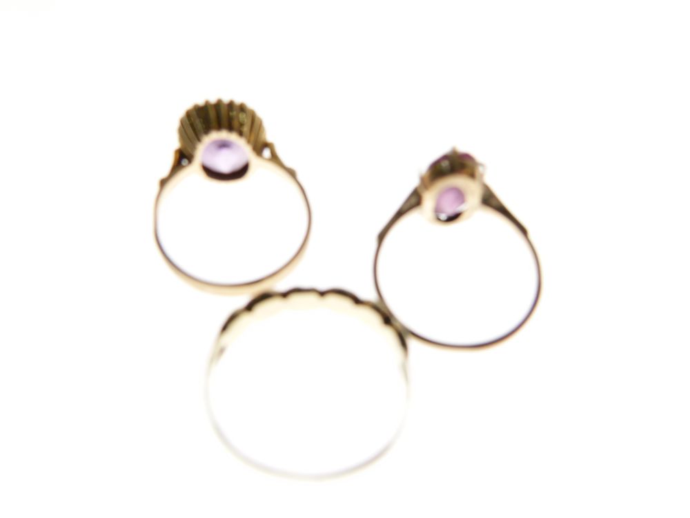 Three assorted gold and yellow metal rings, each set amethyst-coloured stones, comprising two - Image 5 of 5