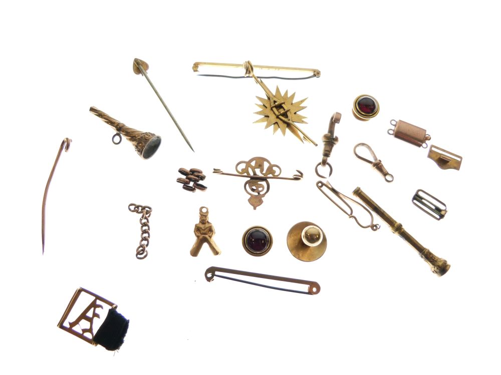 Assorted yellow metal and unmarked jewellery to include; examples stamped 18ct, 15ct and 9ct, 31g - Image 6 of 6