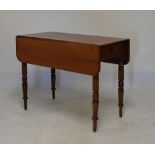 Victorian mahogany Pembroke table raised on turned supports, 91cm x 47cm (closed)