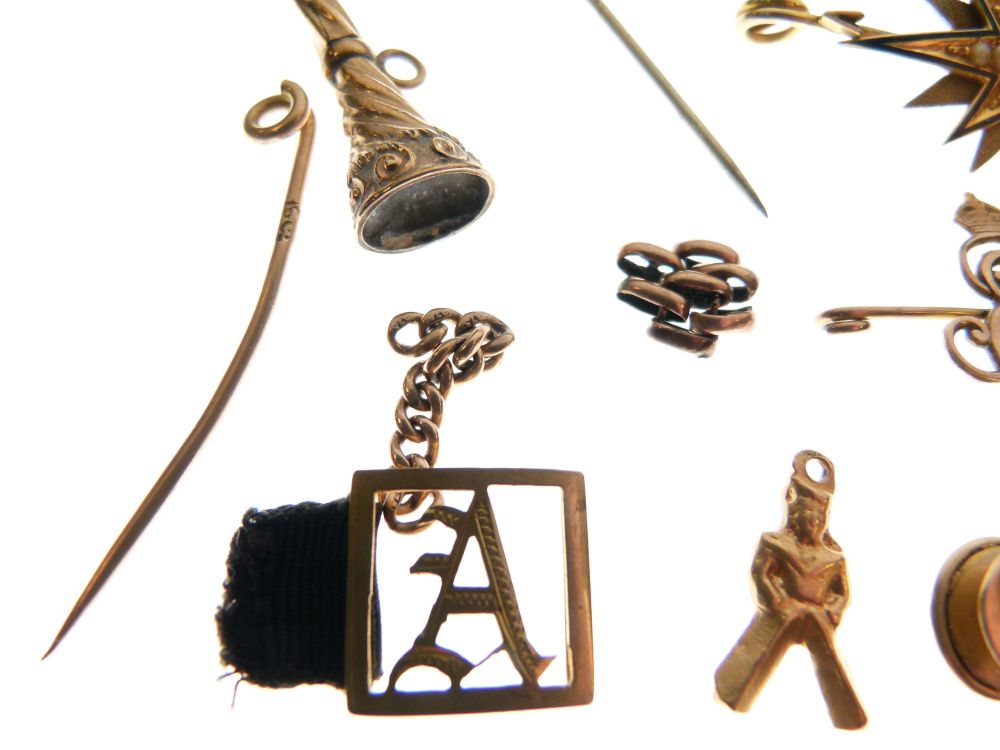 Assorted yellow metal and unmarked jewellery to include; examples stamped 18ct, 15ct and 9ct, 31g - Image 4 of 6