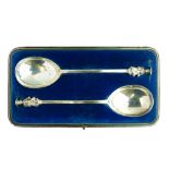 Cased pair of late Victorian seal-top 'Apostle' spoons, each with fig-shaped bowl and cast
