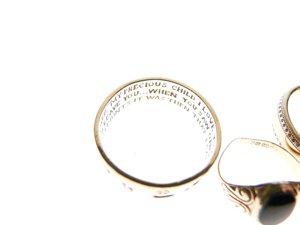 Three assorted 9ct gold rings, comprising: one with engraved outer borders, a small signet ring - Image 2 of 5