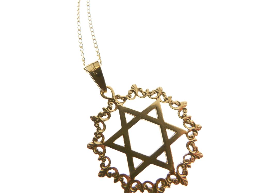 Judaica - Yellow metal 'Star of David' pendant with wreath surround, stamped 750, together with an - Image 3 of 3