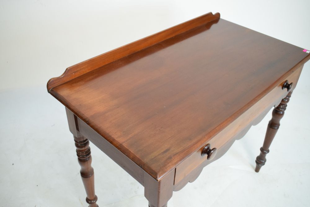 19th Century mahogany table fitted one drawer on turned supports, 98cm wide - Image 2 of 5