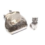 Edward VII silver menu holder in the form of a perching owl, Birmingham 1907, S & Co, together