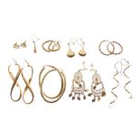 Assorted 9ct gold, yellow metal and unmarked jewellery to include; pairs of earrings, etc, 19.4g