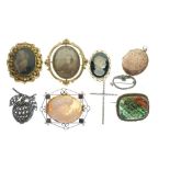 Assorted jewellery to include; gilt metal and shell cameo brooch with double portrait, bloodstone