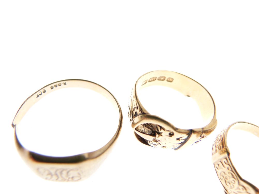 Four assorted gentlemen's rings comprising: two 18ct gold, one 9ct gold and one yellow metal stamped - Image 3 of 4