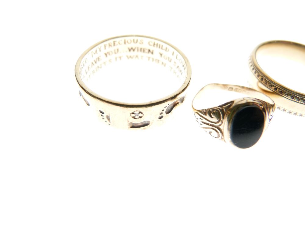 Three assorted 9ct gold rings, comprising: one with engraved outer borders, a small signet ring - Image 3 of 5